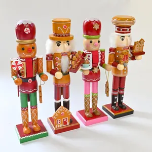 Set mit vier Nussknackern aus Holz im Lebkuchen-Stil mit festlichen Dessert-Details.