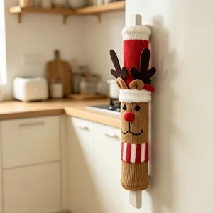 Détail de la housse de poignée de réfrigérateur en tricot renne pour décoration de Noël