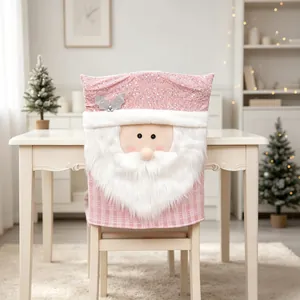 Roze geruite kerststoelhoes met pluche 3D-kerstmangezicht en lovertjes op de muts.
