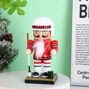 Makroansicht eines 16 cm großen hölzernen Sport-Nussknacker-Soldaten als Eishockeyspieler