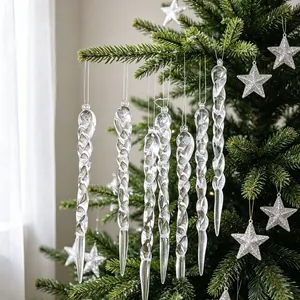 Detailweergave van transparante acryl spiraalvormige ijspegel kerstboomversiering