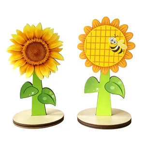 Set di due decorazioni in legno a forma di girasole per scrivania con api realistiche e cartoni.