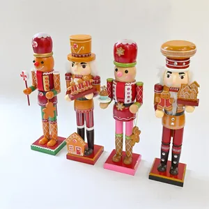 Set mit vier 35 cm großen Nussknackern aus Holz mit Lebkuchen-Motiv für Weihnachten.