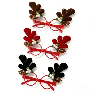Tre paia di occhiali con corna di renna di Natale per foto di feste festive.