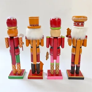 Rückansicht von vier 35 cm großen Lebkuchen-Nussknackern aus Holz mit bunter Bemalung