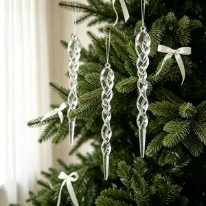 Drie heldere acryl gedraaide ijspegel ornamenten hangend aan een groene kerstboom