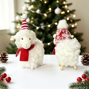 Vue détaillée avant et arrière de moutons de Noël en peluche avec bonnets tricotés