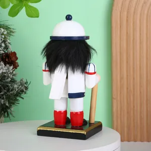 Rückansicht einer 16 cm großen Nussknacker-Soldaten-Sportlerfigur aus Holz für Weihnachten