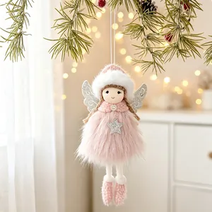 Vista detallada de la muñeca de ángel de Navidad de peluche rosa con alas de purpurina
