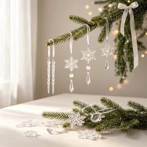 Elegante heldere acryl sneeuwvlok en ijspegel kerstornamenten aan een kerstboomtak