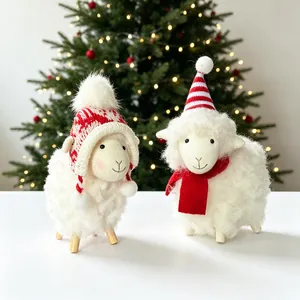 Gros plan d'adorables décorations de moutons en peluche avec des bonnets de Noël