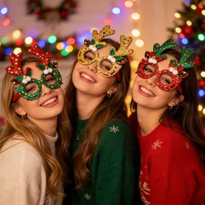 Drei Frauen tragen festliche Glitzer Rentier Brillen für die perfekte Weihnachtsstimmung