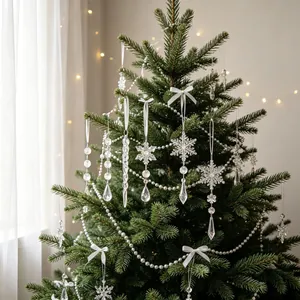 Detailweergave van heldere acryl sneeuwvlok en ijspegel ornamenten in een kerstboom