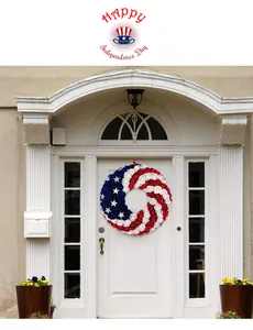 Amerikaanse vlag krans op een witte voordeur voor Onafhankelijkheidsdag