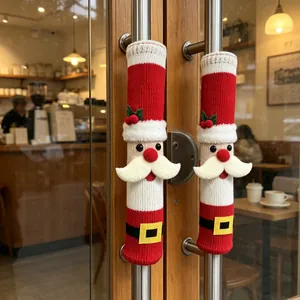 Gros plan de couvre-poignées de Père Noël tricotés sur des poignées de porte
