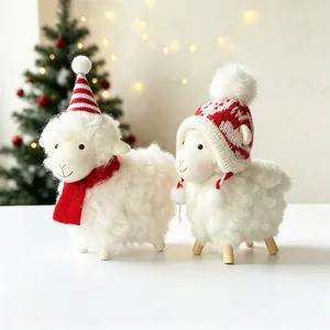 Vue détaillée de moutons de Noël en peluche avec des bonnets tricotés rouges et blancs