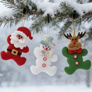 Dettagli di addobbi natalizi in morbido tessuto con Babbo Natale, pupazzo di neve e renna