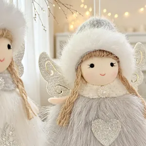Detalle de ángel de Navidad de peluche con alas de purpurina plateada y gorro de piel blanca