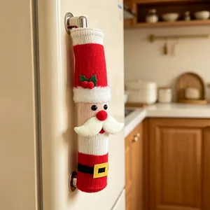 Vue détaillée d'un couvre-poignée de réfrigérateur tricoté Père Noël pour Noël.