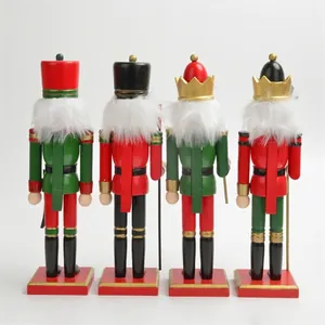 Rückansicht von vier 30 cm großen traditionellen Nussknacker-Soldatenfiguren aus Holz