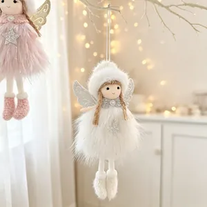 Primer plano de un ángel de Navidad de peluche blanco con alas plateadas brillantes