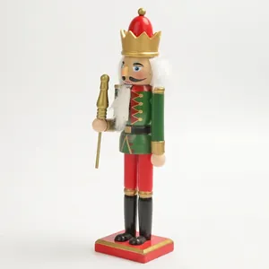 Seitenansicht eines traditionellen 30cm Nussknacker-Soldaten aus Holz für Weihnachten