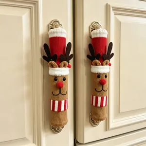 Gros plan des housses de poignée de réfrigérateur tricotées avec motif renne pour Noël festif