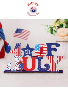 Detalle de cartel de madera '4th OF JULY' con patrón de estrellas y rayas de EE. UU.