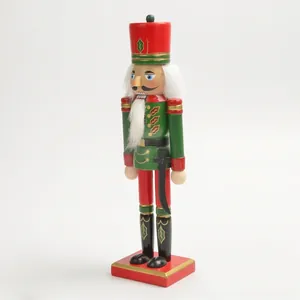 Detailansicht eines 30 cm großen Nussknacker-Soldaten aus Holz für die Weihnachtsdeko