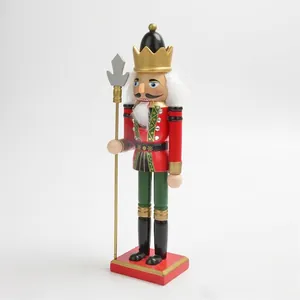 Seitenansicht eines 30cm hölzernen Nussknacker-Königs mit Speer für die Weihnachtsdeko