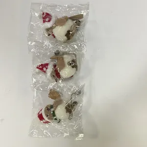 Detailansicht von drei kreativen Plüsch-Weihnachtsvögeln in einzelner Plastikverpackung