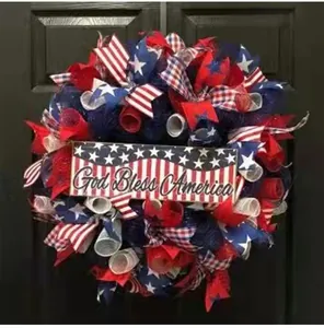 Gedetailleerd overzicht patriottische krans met God Bless America bord voor Onafhankelijkheidsdag