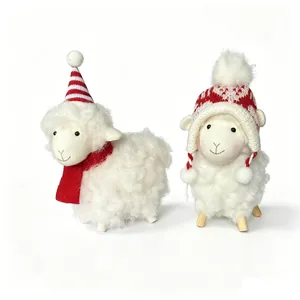 Deux décorations de Noël moutons en peluche avec bonnets en tricot rouge et blanc