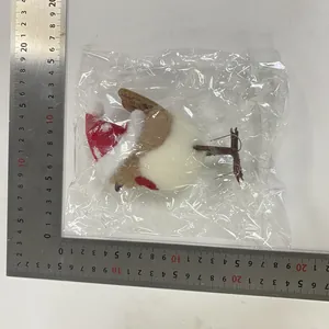 Maßdetail der nordischen Weihnachts-Vogelplüschfigur mit rotem Hut