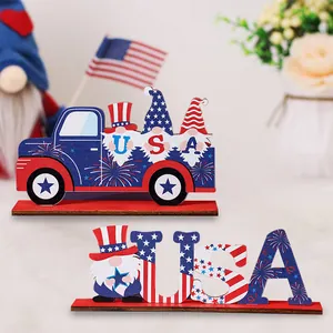 Primer plano de adornos de madera USA con diseños patrióticos de gnomos y camiones para el 4 de julio.