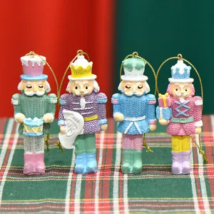Set di 4 ornamenti natalizi da appendere schiaccianoci in resina da 6 cm su tessuto scozzese.