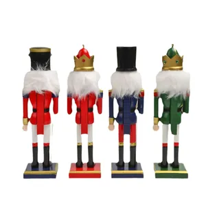 Set di quattro schiaccianoci classici in legno da 25cm per Natale visti dal retro.