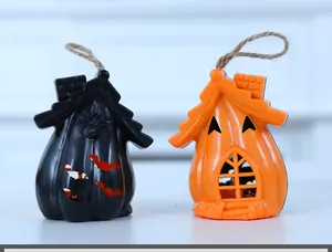 Dettaglio delle lanterne della casa della zucca di Halloween arancioni e nere con corde di canapa