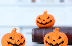 Gros plan de citrouilles d'Halloween orange vif avec visages sculptés pour décoration