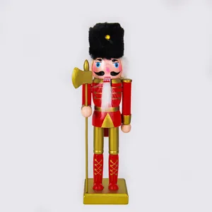 Vista dettagliata di uno schiaccianoci soldato natalizio rosso e oro di circa 25 cm.