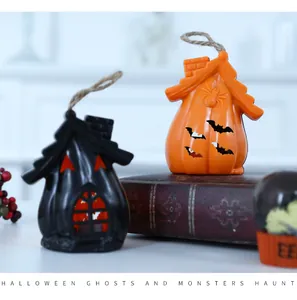 Lanterne decorative per case infestate di Halloween in arancione e nero con corde rustiche