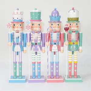 Set di quattro soldati schiaccianoci natalizi decorativi da 38cm colori pastello.