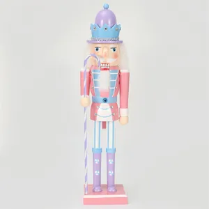 Vista frontale di una statuina di soldato schiaccianoci da 38 cm per decorazioni natalizie