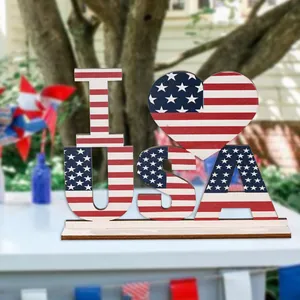 Ξύλινη επιγραφή I Love USA με σχέδιο σημαίας για διακόσμηση της Ημέρας Ανεξαρτησίας.
