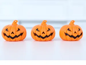 Vue détaillée de trois ornements de citrouille Jack-o'-lantern orange d'Halloween