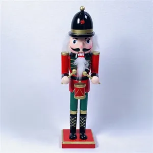Detailansicht eines 30cm klassischen hölzernen Nussknacker-Soldaten mit einer Trommel