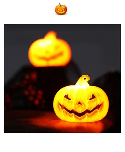 Gros plan d'une lanterne de citrouille d'Halloween avec lumière chaude et visage sculpté