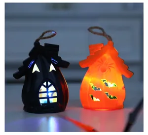 Coppia di lanterne luminose di Halloween a forma di casa con dettagli di pipistrelli e ragni