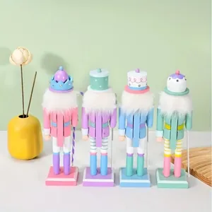 Set di quattro soldati schiaccianoci in legno da 25 cm color macaron per decoro natalizio