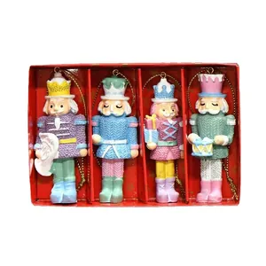 Set di 4 decorazioni natalizie a forma di schiaccianoci in resina colorata da 6 cm in scatola.